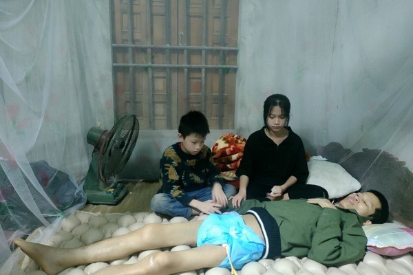 Mẹ đi lấy chồng, hai đứa trẻ khóc