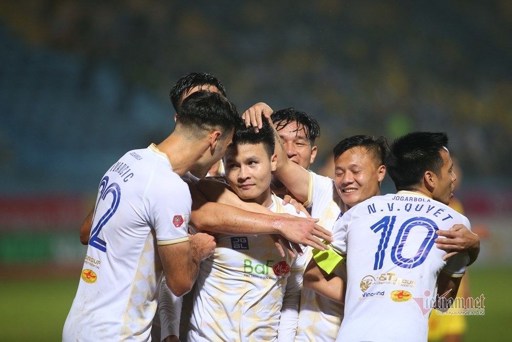 Quang Hải ghi tuyệt phẩm, Hà Nội FC thắng trận đầu tiên
