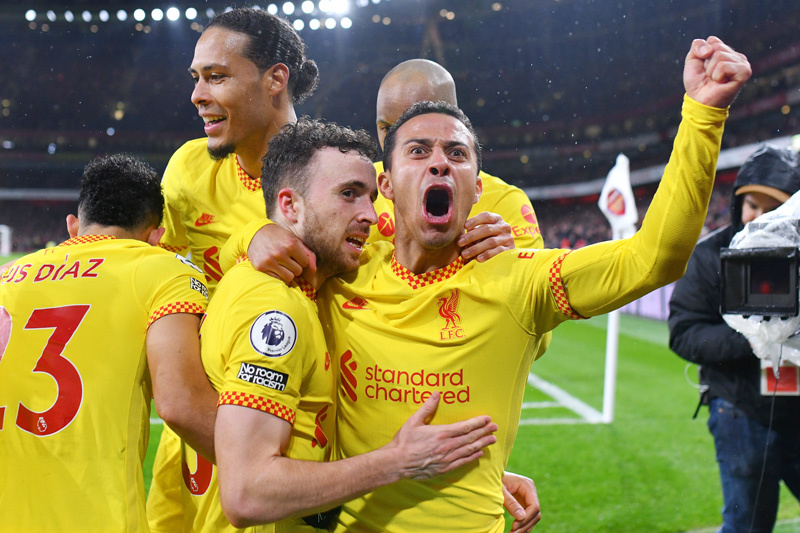 Hạ gục Arsenal, Liverpool phả hơi nóng vào gáy Man City