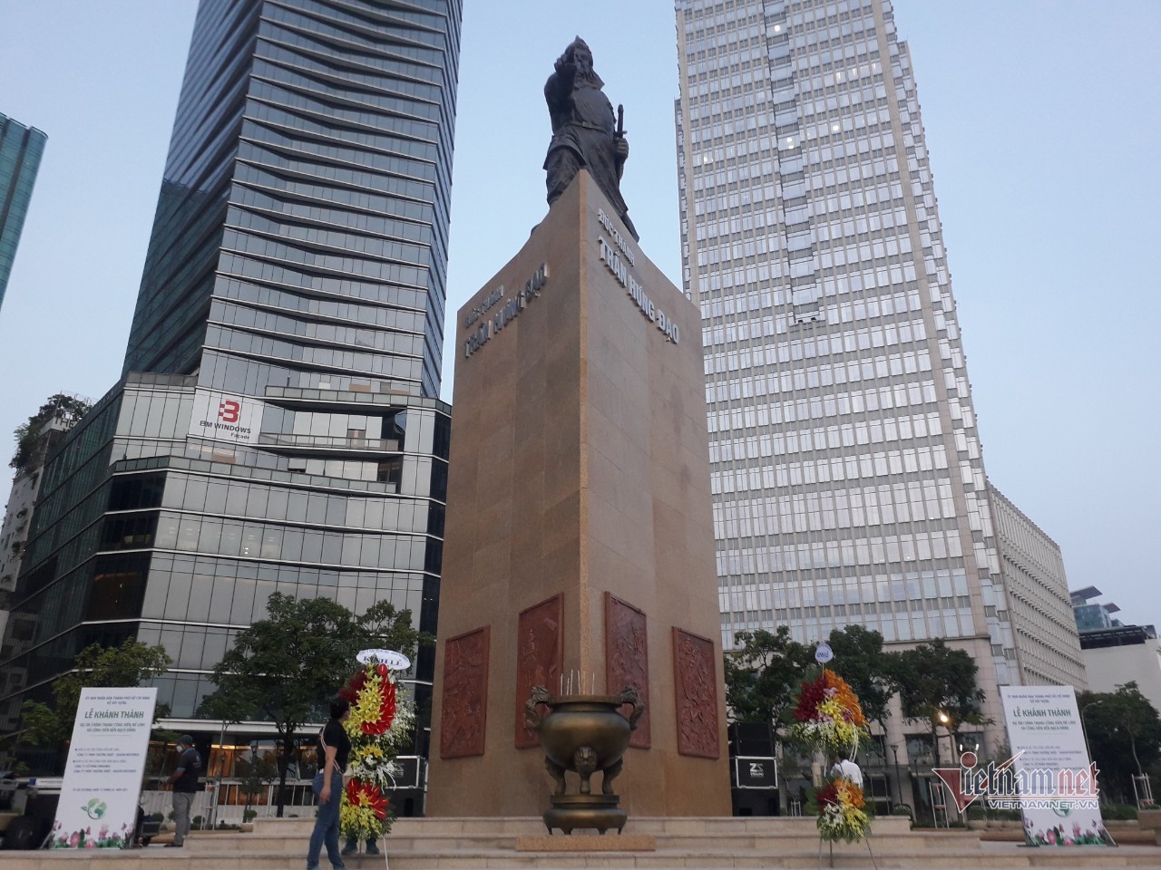 Ho Chi Minh City put the incense burner in front of the statue of Saint Tran Hung Dao