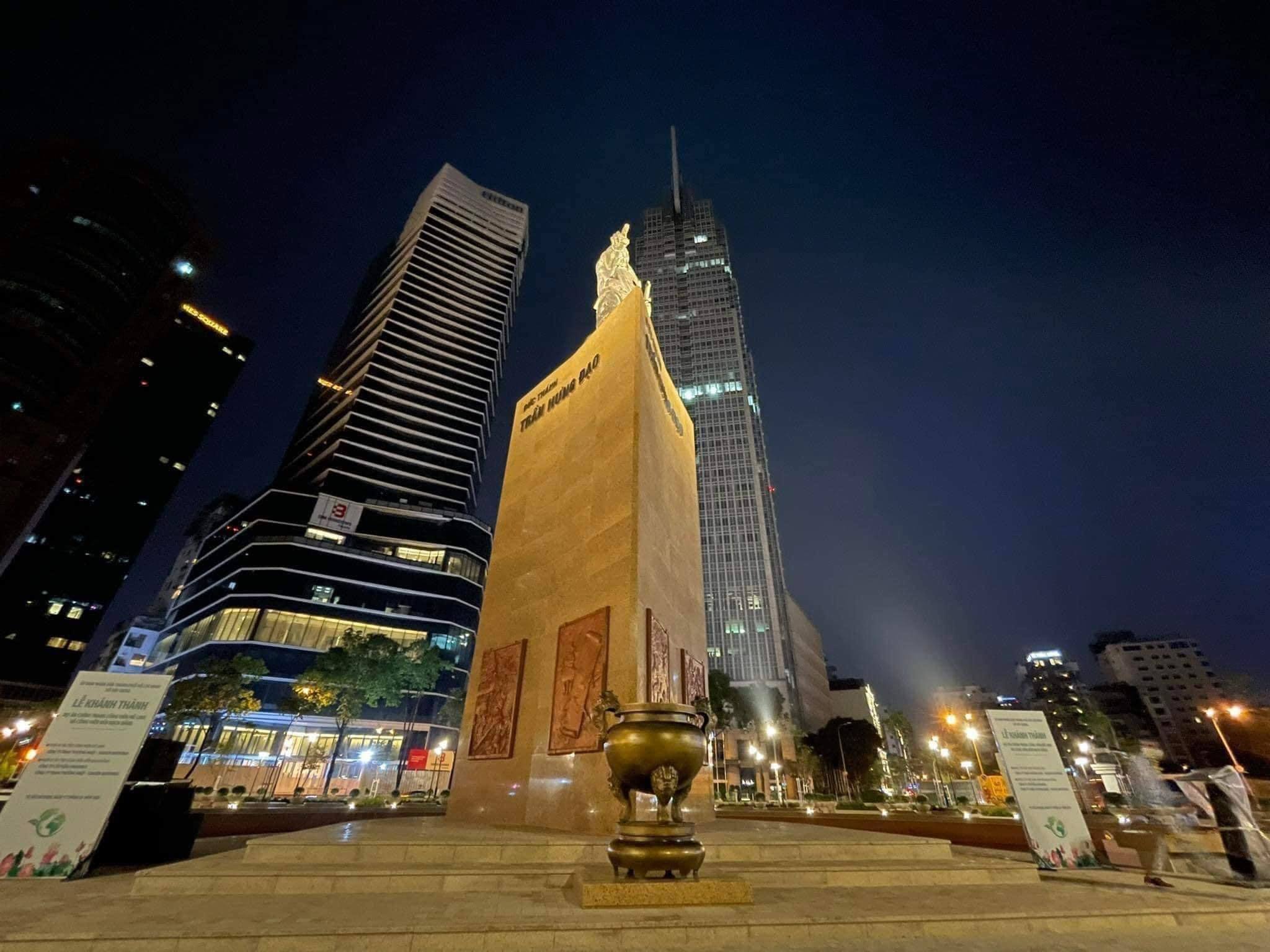 Ho Chi Minh City put the incense burner in front of the statue of Saint Tran Hung Dao