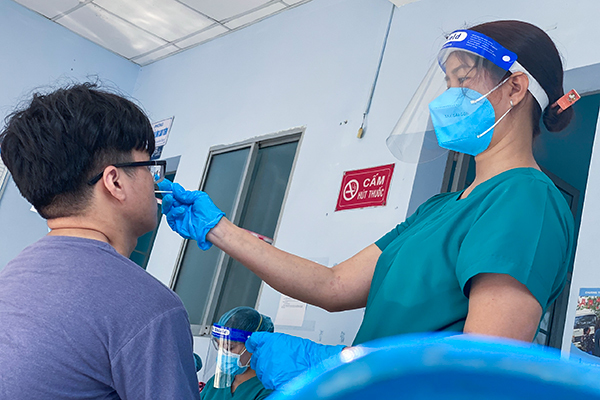 Cấm F0 ra khỏi nhà là không còn phù hợp