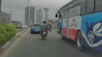 Hà Nội: Người đàn ông đi xe máy suýt cuốn gầm xe buýt vì vượt ẩu