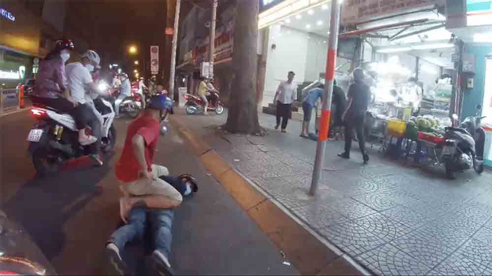 Criminal police chase and arrest two robbers in the center of Ho Chi Minh City