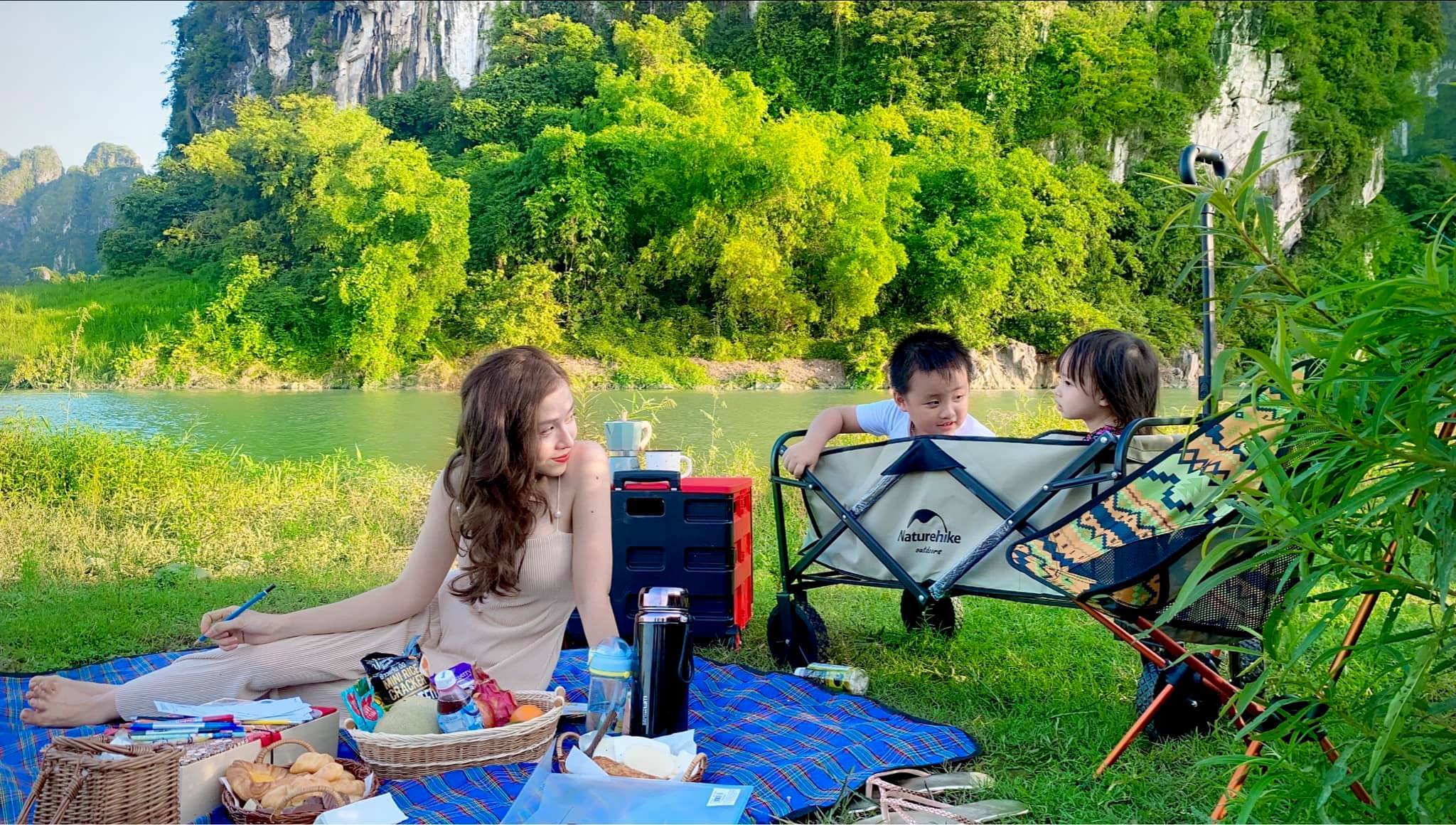 Gia đình Hà Nội nghiện 'ngủ rừng ăn suối', chụp ảnh 'vạn người mê'