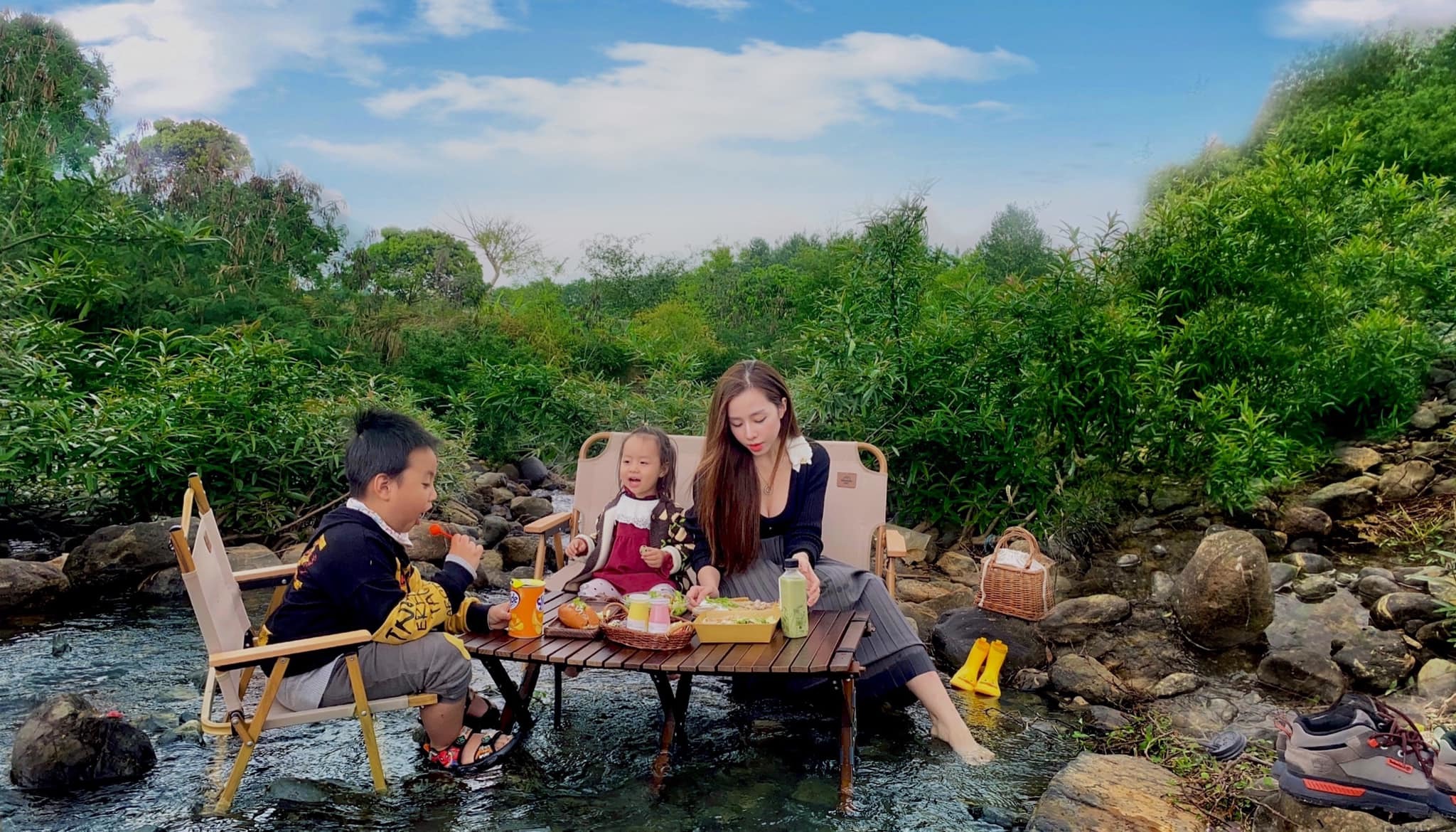 Gia đình Hà Nội nghiện 'ngủ rừng ăn suối', chụp ảnh 'vạn người mê'