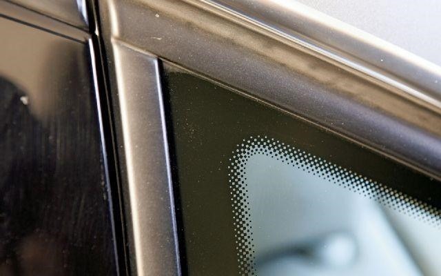 Những chấm đen nhỏ li ti trên kính lái ôtô có tác dụng gì?