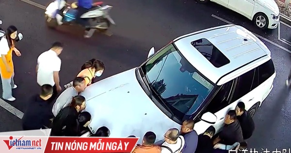 The girl was trapped under the car, dozens of people rushed to the spectacular rescue