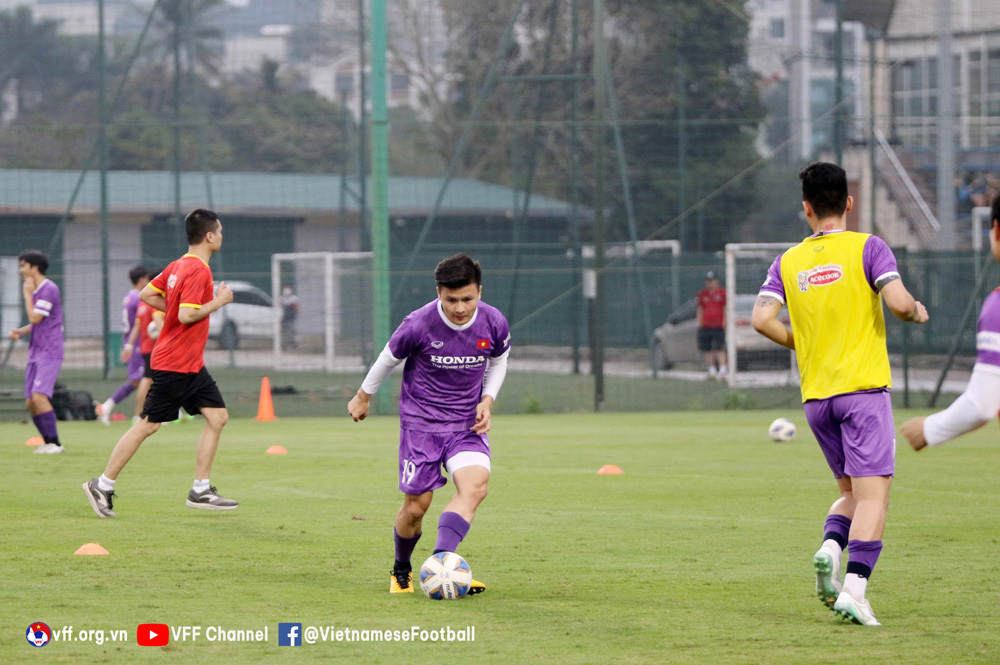 Being criticized for being fat, Quang Hai is sweating and practicing exercises