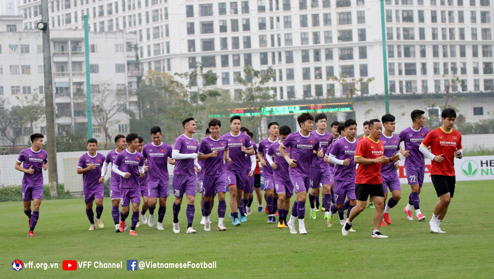 Being criticized for being fat, Quang Hai is sweating and practicing exercises