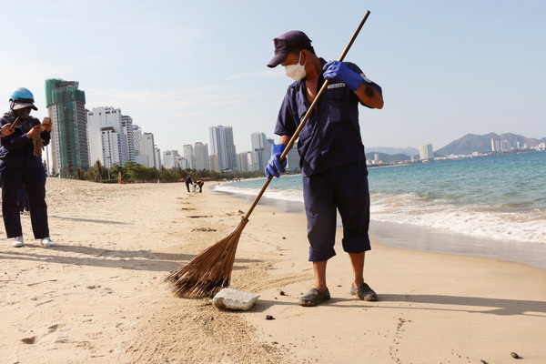 Hơn 4 tấn dầu đen vón cục dạt vào bãi biển Nha Trang