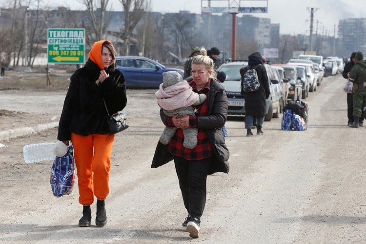 Hình ảnh người dân Ukraine chạy trốn khỏi chiến sự ở Mariupol
