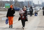 Hình ảnh người dân Ukraine chạy trốn khỏi chiến sự ở Mariupol