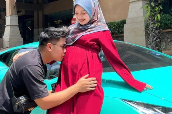 Chăm sóc vợ khi mang bầu, chồng được tặng Lamborghini ở Malaysia
