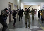 Hình ảnh người Ukraine học dùng súng, chế vũ khí