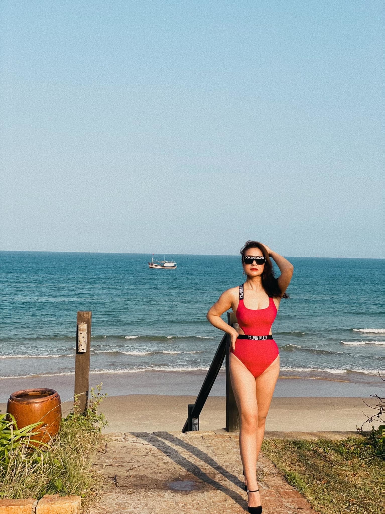 Vợ NSƯT Đăng Dương diện bikini hút mắt