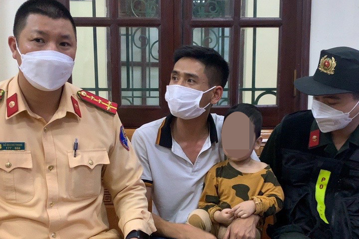 Mâu thuẫn vợ cũ, ông bố bế con trai lên cầu dọa giết, định tự tử