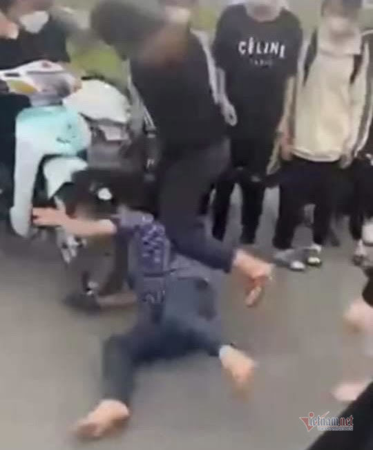 Hai Phong female student beaten and dragged on the street