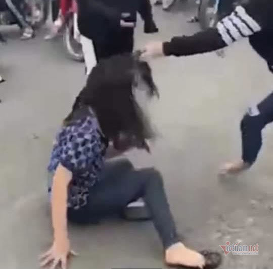 Hai Phong female student beaten and dragged on the street