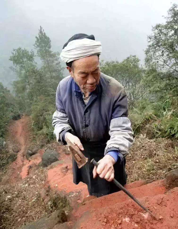 The man who led the widow to the mountain to hide for 50 years, chiseled 6208 stone steps by hand