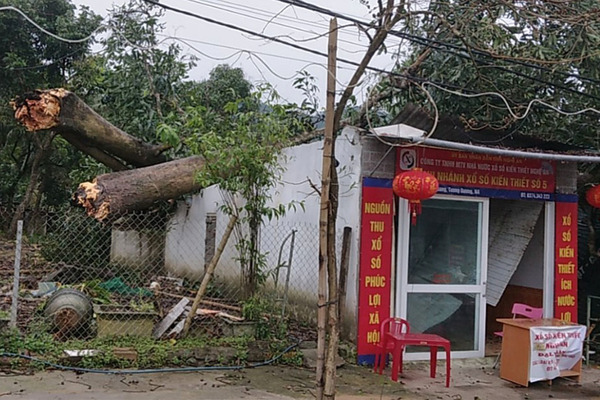 Mưa đá kèm lốc xoáy, hàng trăm ngôi nhà ở Nghệ An bị tốc mái