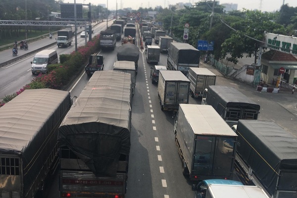 Ba ôtô tông liên hoàn, quốc lộ 1 qua TP.HCM kẹt gần 5km