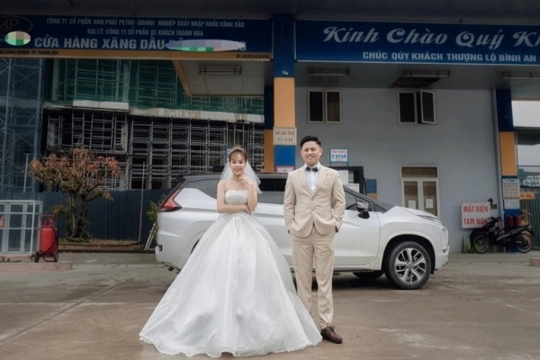 The couple caused a ‘storm’ with their wedding photos at the gas station in Thanh Hoa
