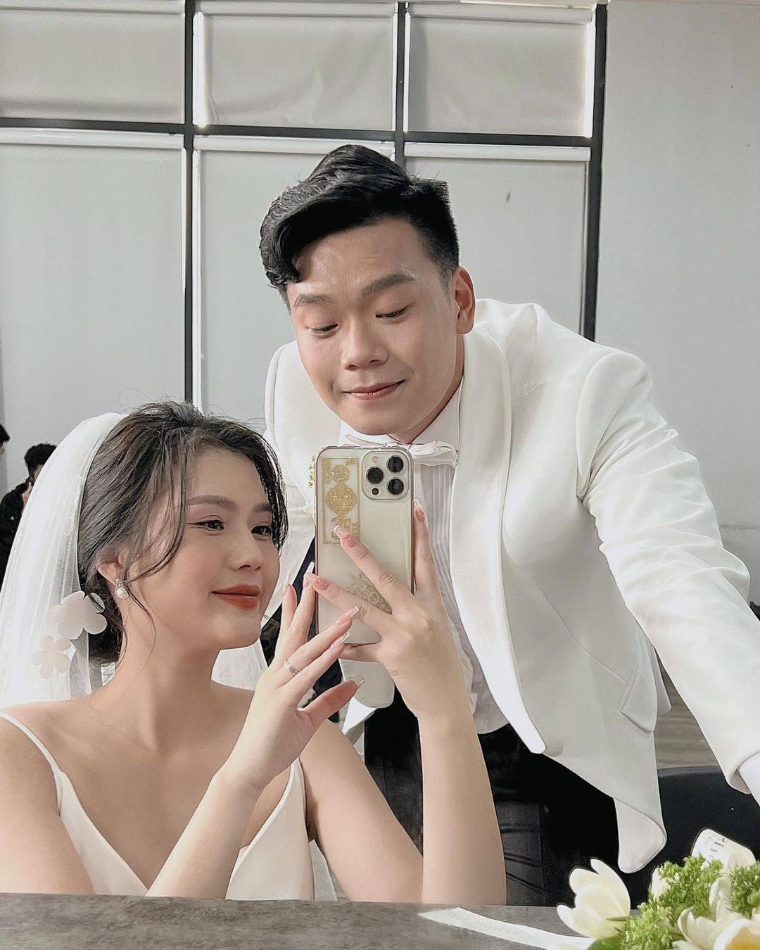 Vietnam's central defender held an engagement ceremony with his hot girl girlfriend