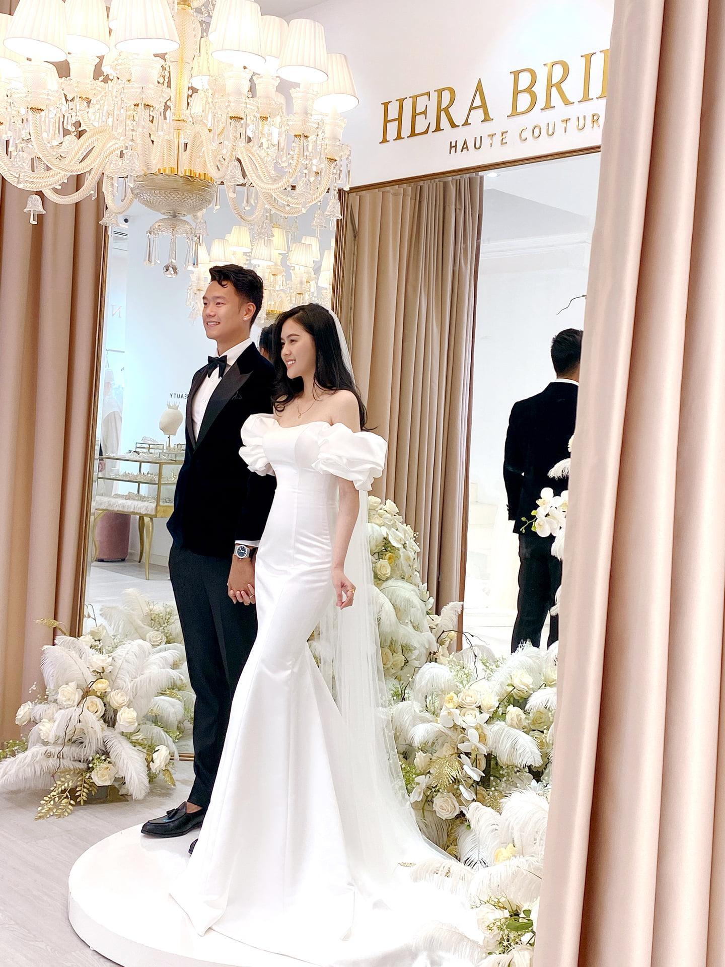 Vietnam's central defender held an engagement ceremony with his hot girl girlfriend