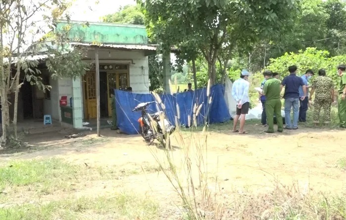 The man in Binh Phuoc was cut in the neck, died in front of the porch