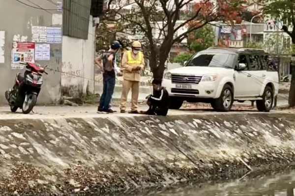 Tên cướp đang bơi qua hồ thoát thân, gặp ngay CSGT chặn đầu