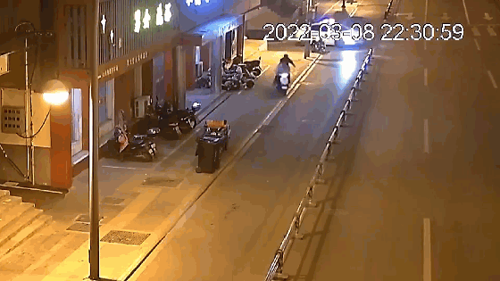 Trộm lái xe bỏ chạy kéo lê cảnh sát hàng chục mét