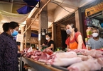 Giá lợn hơi lao dốc, thịt tại chợ vẫn đắt