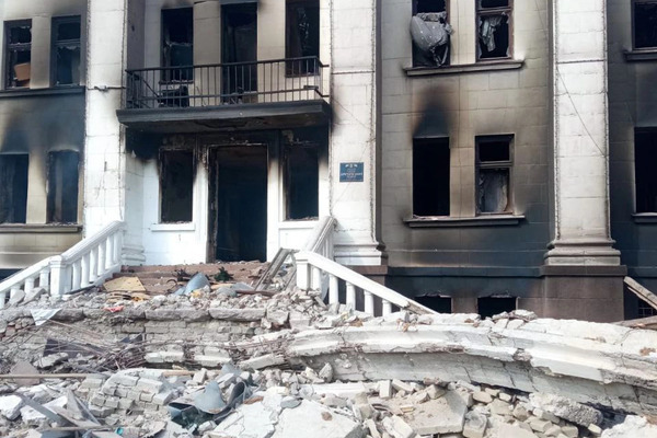 Photo of a theater in the southern Ukrainian city destroyed by air strikes