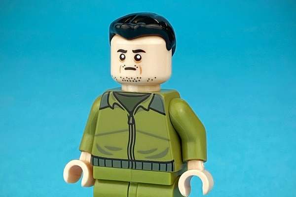Đồ chơi hình Tổng thống Ukraine hút khách, thông điệp ông Zelensky gửi Nga