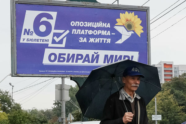 Ukraine đình chỉ 11 đảng thân Moscow, muốn Thụy Sĩ phong tỏa tài sản của Nga