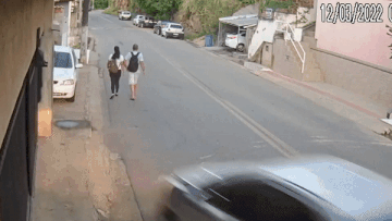 Cặp đôi đi bộ dưới lòng đường thoát hiểm trong gang tấc