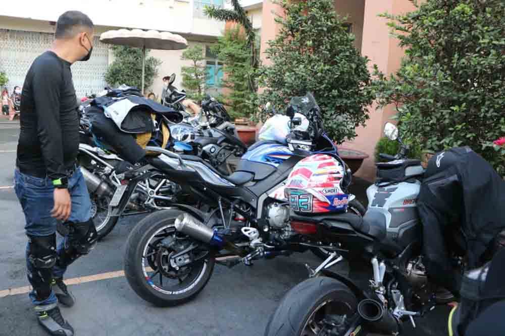 The police put up a fence, surrounded 13 motorbikes running on the forbidden road