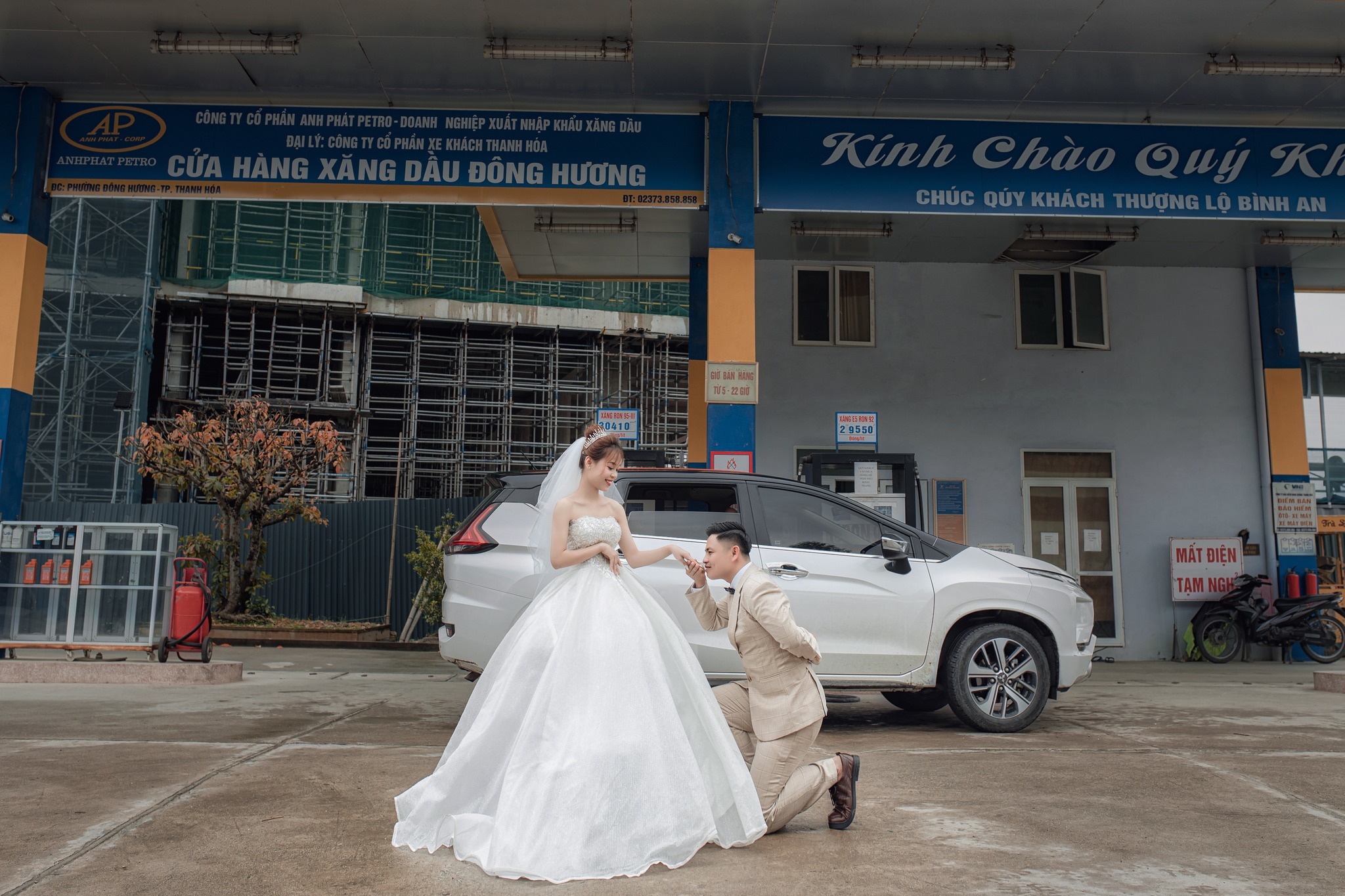 Bộ ảnh cưới 'đắt đỏ' của cặp đôi ở trạm xăng thu hút triệu view
