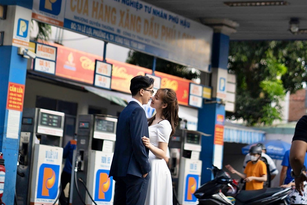 Wedding photos taken at gas station attract millions of views