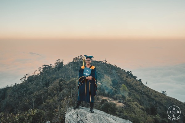 Chàng trai đi ngàn cây số, leo đỉnh núi 3000m chụp bộ ảnh tốt nghiệp 'để đời'