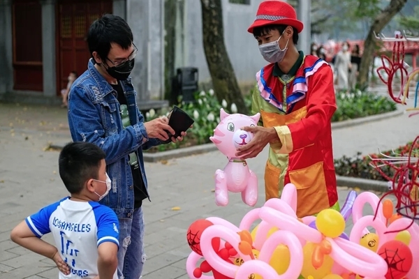 Những người mưu sinh ở phố đi bộ Hà Nội