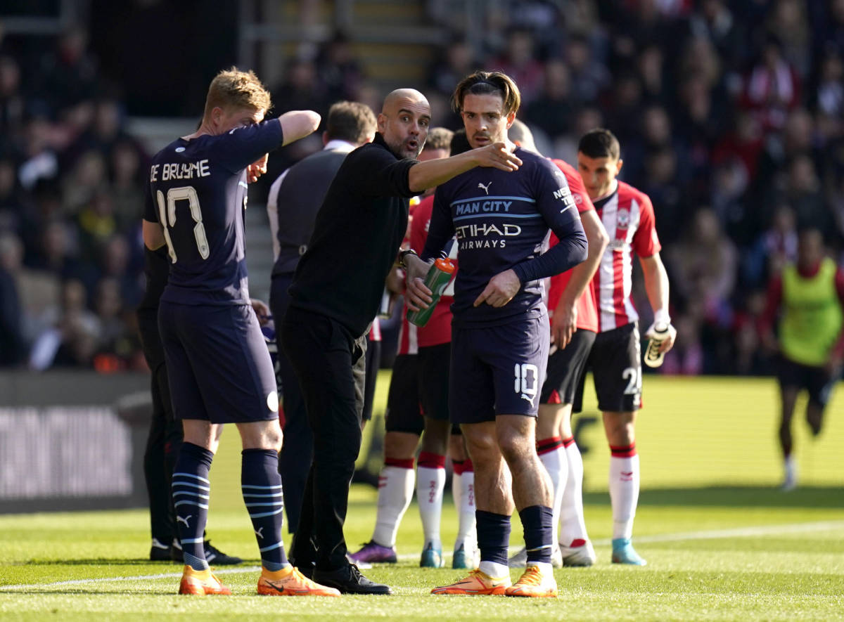 Pep Guardiola đọc thần chú, 'thưởng' gấp các cầu thủ Man City