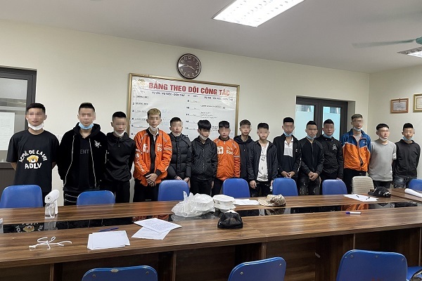 Hà Nội: Nhóm thanh, thiếu hỗn chiến, buộc vải đỏ vào hung khí để nhận diện