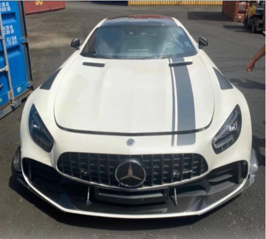 A series of expensive supercars docked in Vietnam in the first half of March