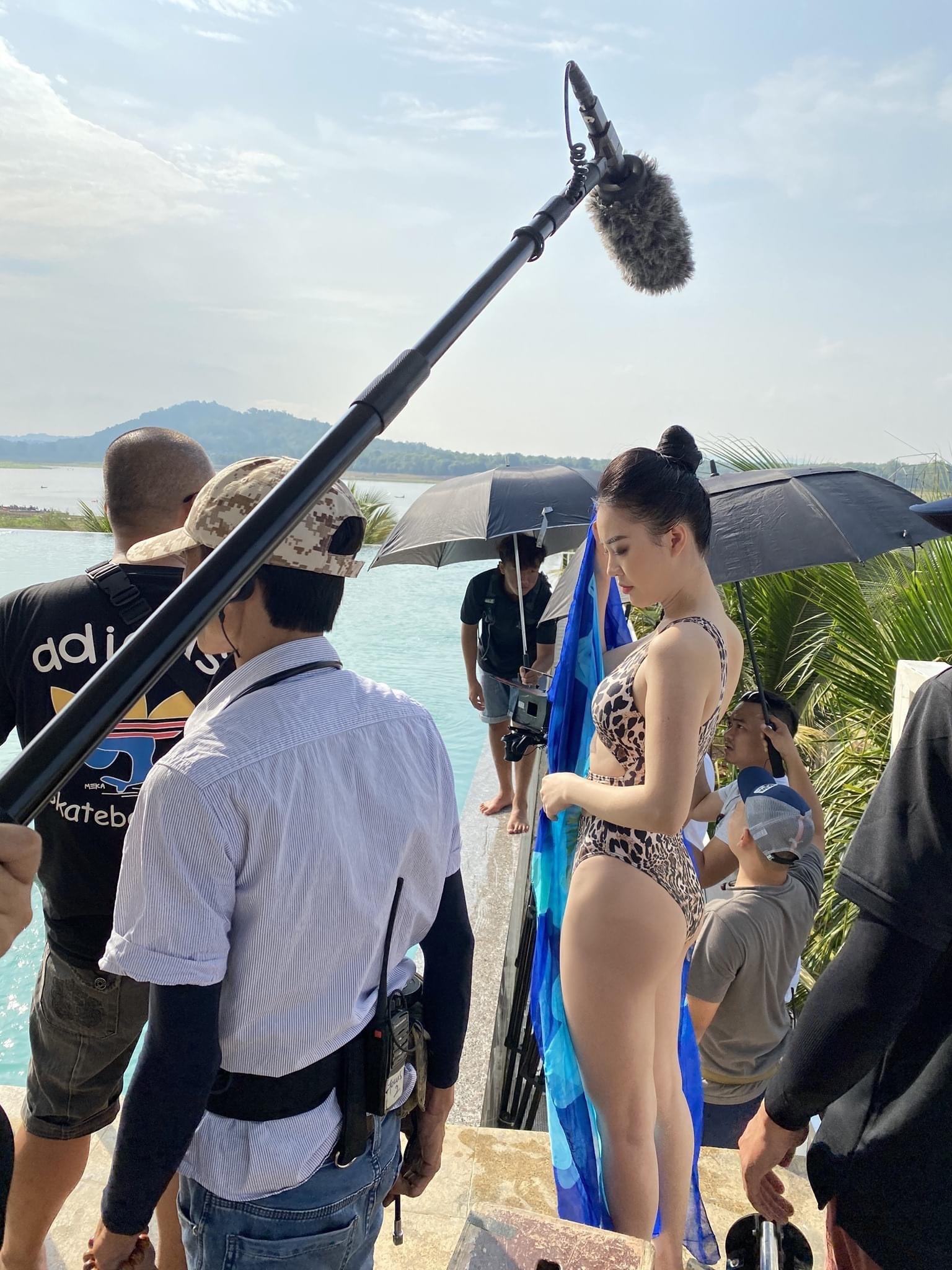 Người đẹp vòng eo 55 cm tiết lộ cảnh nóng trong 'Bão ngầm'