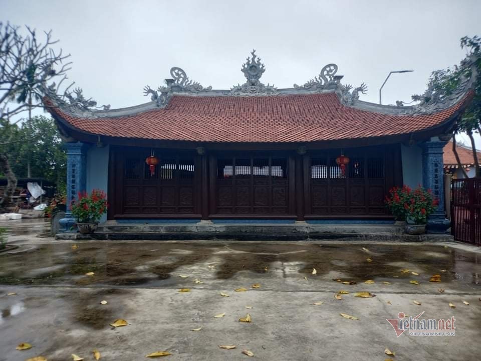 The gate of the national-level relic temple in Hai Duong was demolished and replaced with an iron gate