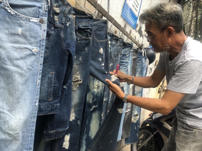 Xé quần lấy tiền, nghề độc nhất vô nhị ở Sài Gòn