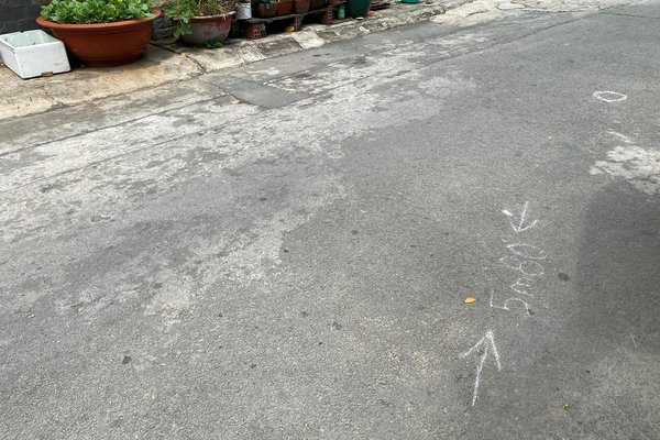 Cụ bà 80 tuổi đi bộ trong hẻm bị xe tải chạy lùi cán chết thảm