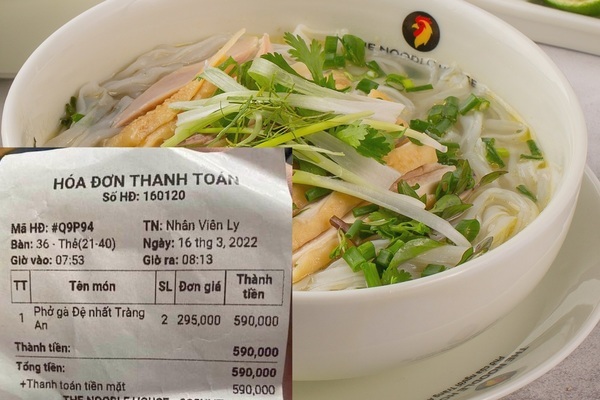 Hai tô phở gần 600.000 đồng tại Đà Nẵng: Dân mạng tranh cãi, tố tiệm 'chặt chém'